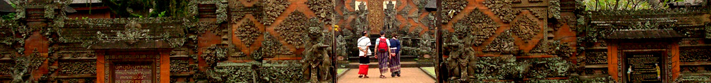 Bali Urlaub bei der Besichtigung von einem Tempel. Immer einen Sarong um die Huefte den Tempel betreten.