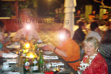 Touristen beim Dinner im Restaurant von einem Hotel.