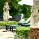 Die Gartenliegen direkt am Swimmingpool zwischen den Götterstatuen im Hotel beim Bali Urlaub.