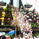 Prozession beim Bali Urlaub an einen Tempel.