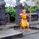 Tanzaufführung beim Bali Urlaub, ein balinesischer Tänzer im gelben Kostüm mit Pfeil und Bogen.